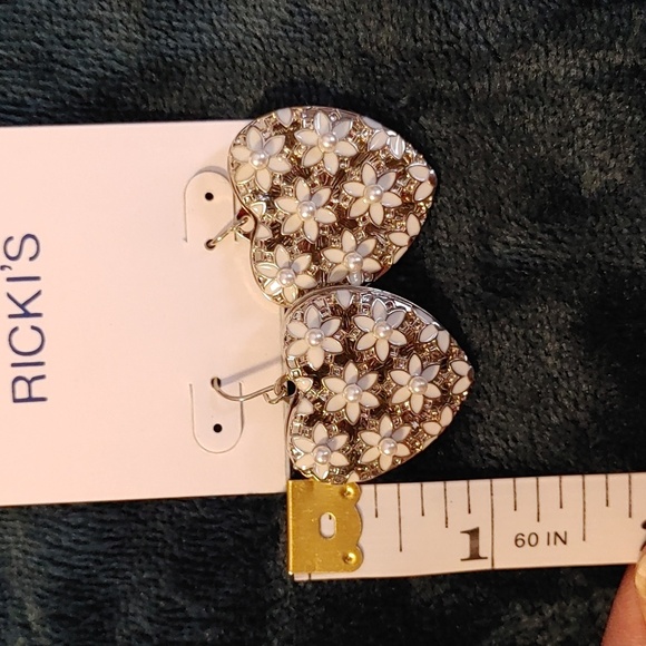 NWT Floral & Silver Tone Heart Earrings - Picture 6 of 7